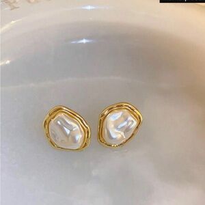 Pearl gold rimmed earrings